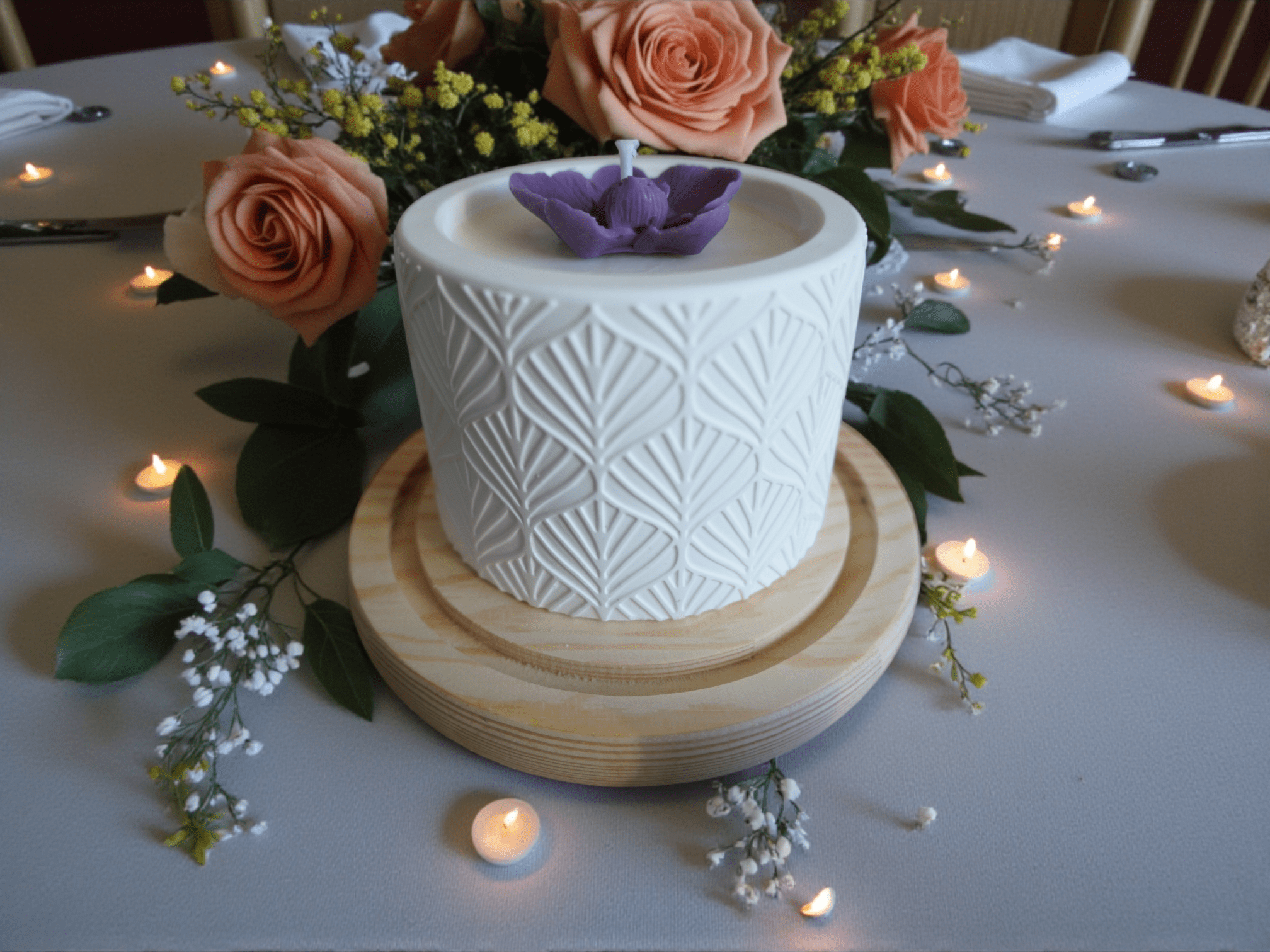 Centre de table avec son pot en gypse et sa bougie en cire de soja, une fleur d'orchidée