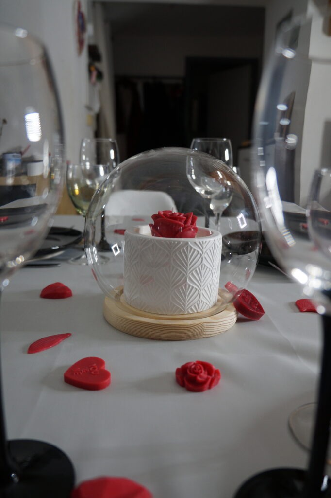 Centre de table mariage artisanal créé à Saint-Étienne par Aux merveilles d’Ys avec sphère en verre et bougie naturelle en cire de soja